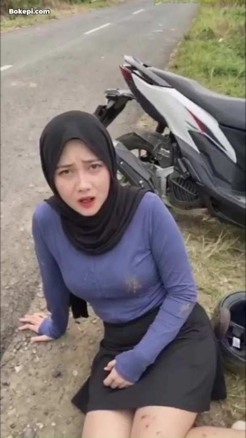 Jilbab Cantik Jatuh Dari Motor Bukannya Ditolongin