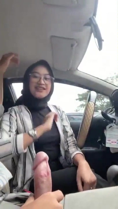 Cewe Jilbab Sefongin Cowoknya Di Mobil Kntlnya Bau Jengkol